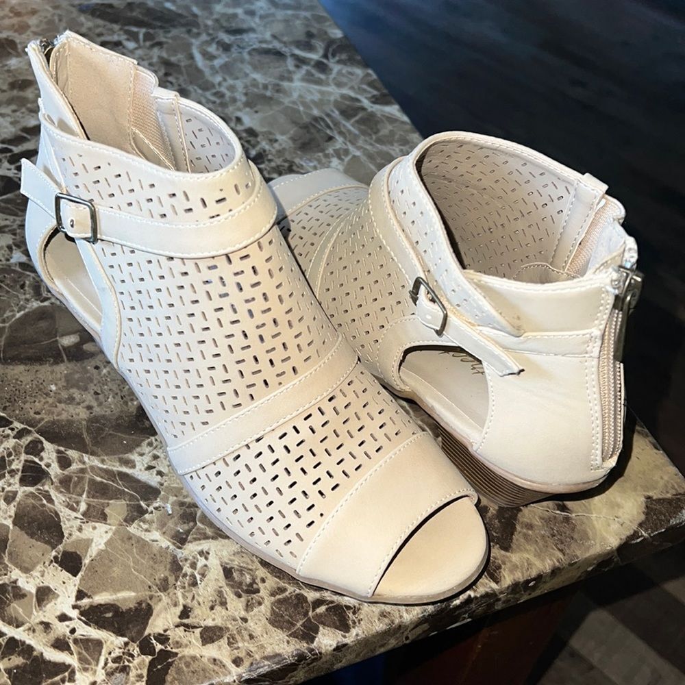 EASY STREET Carrigan Sandal Color
Sand Sz 6.5 M